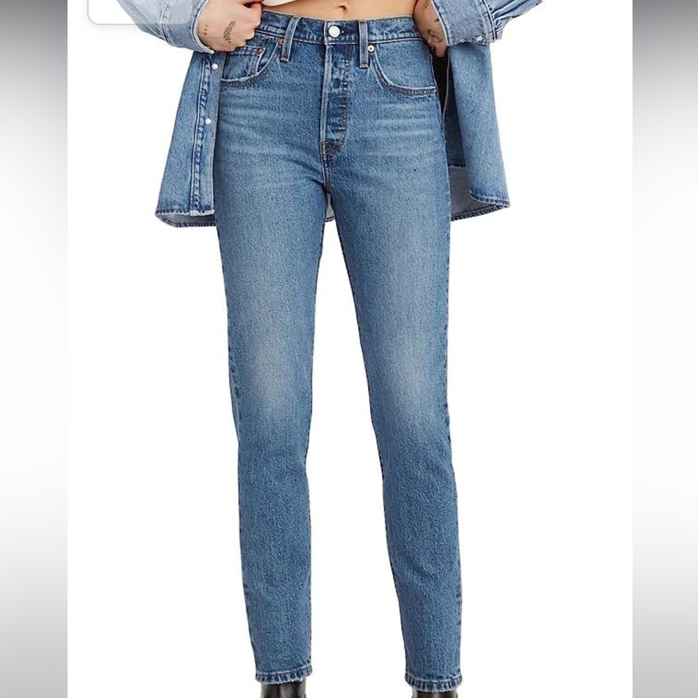 NWT Levi’s 501 Skinny High Rise Jean with button closure